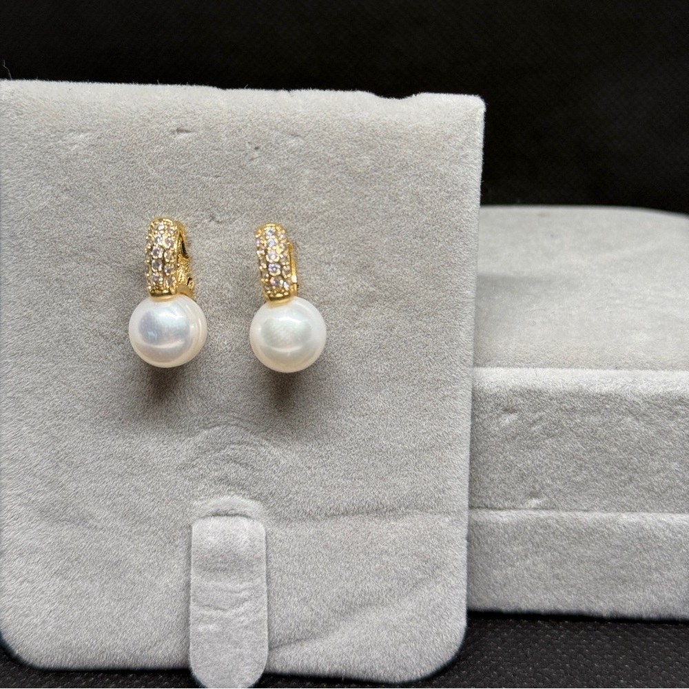 Elegant Gold and Pearl Earrings